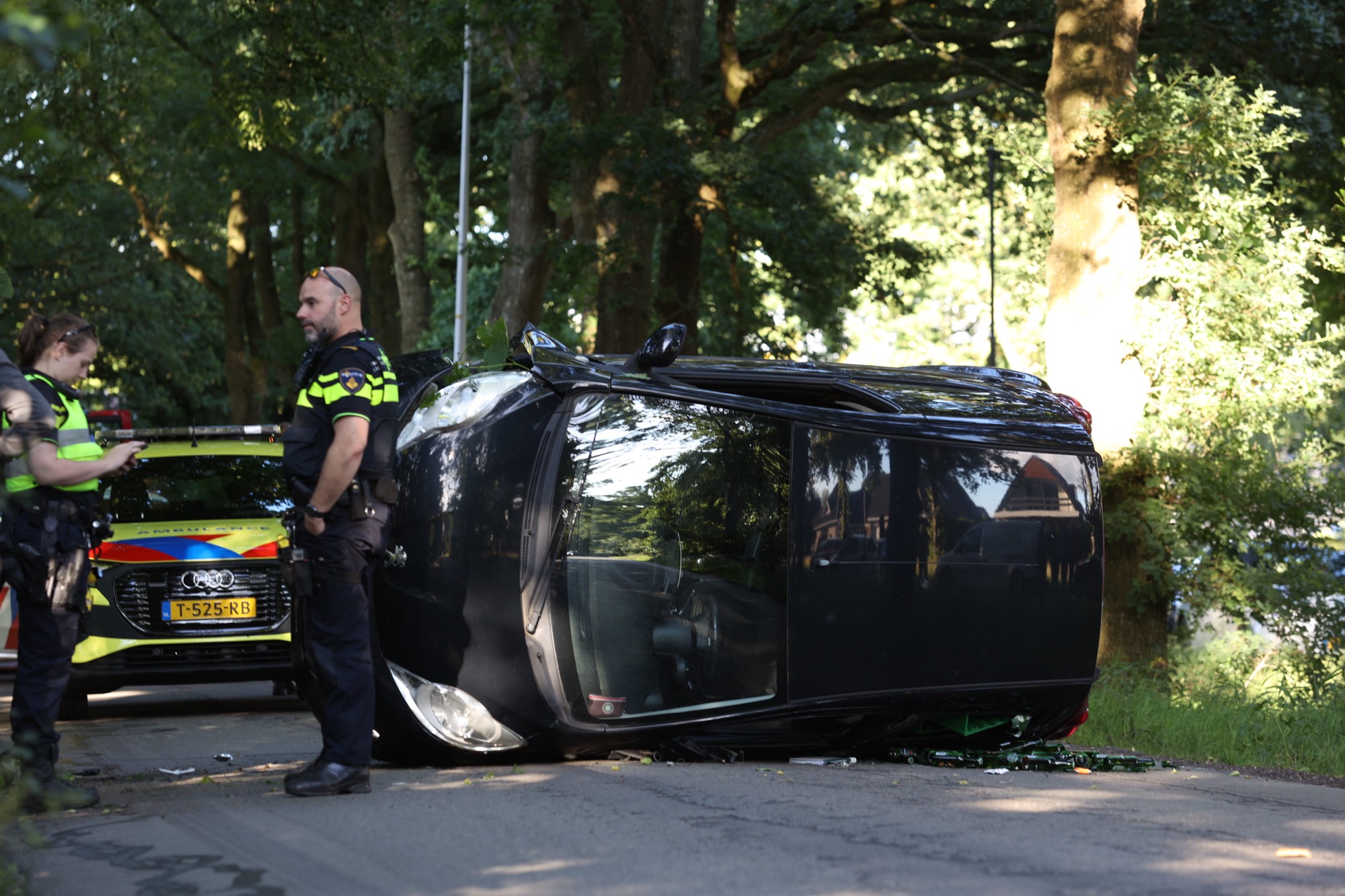 Auto op z’n kant na eenzijdig ongeval