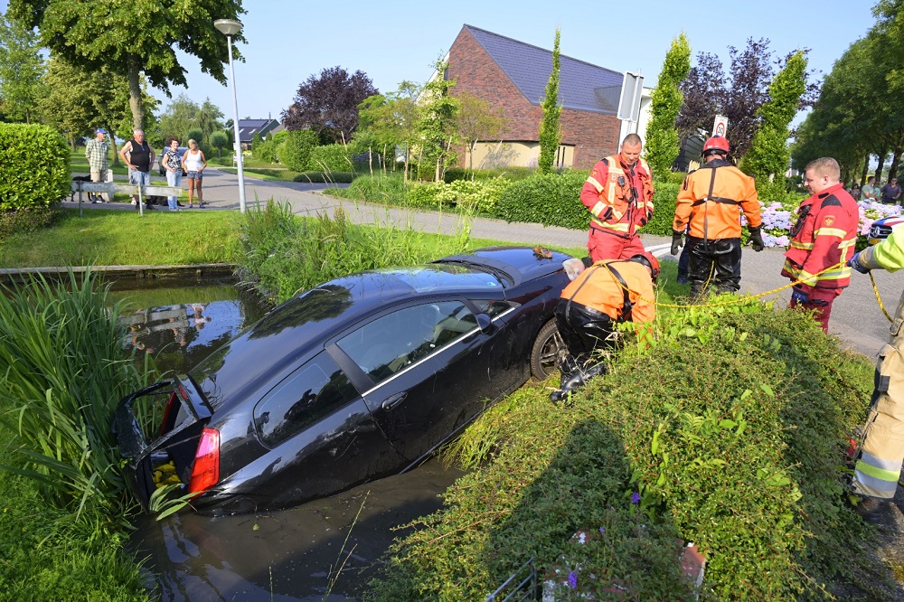 Man rijdt met auto sloot in, mogelijk onder invloed