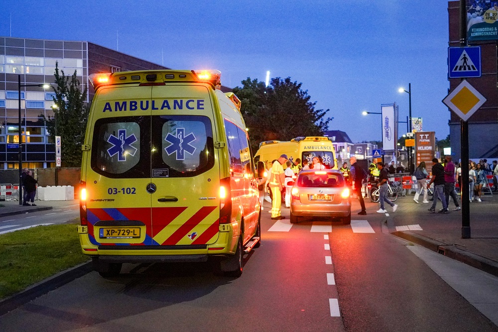 Toeschouwers race-evenement klem tussen omheining na val van motorrijder