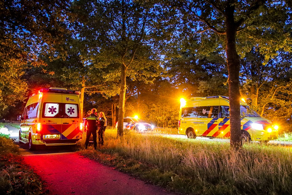 Fietser buiten bewustzijn na val, trauma helikopter opgeroepen