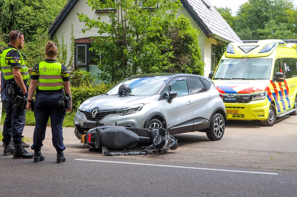 Scooterrijder geschept door auto, gewond naar ziekenhuis