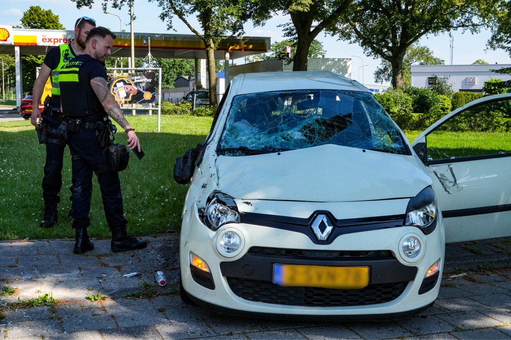 Auto vliegt twee keer over de kop na botsing met andere auto
