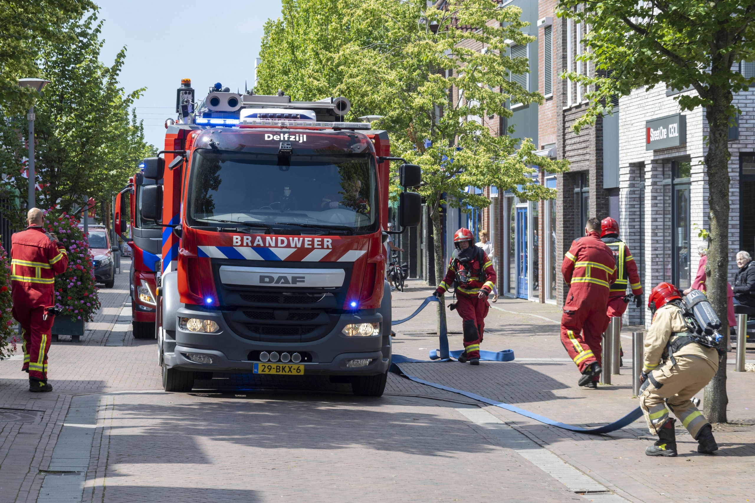 Brand op dak in centrum van Delfzijl snel geblust