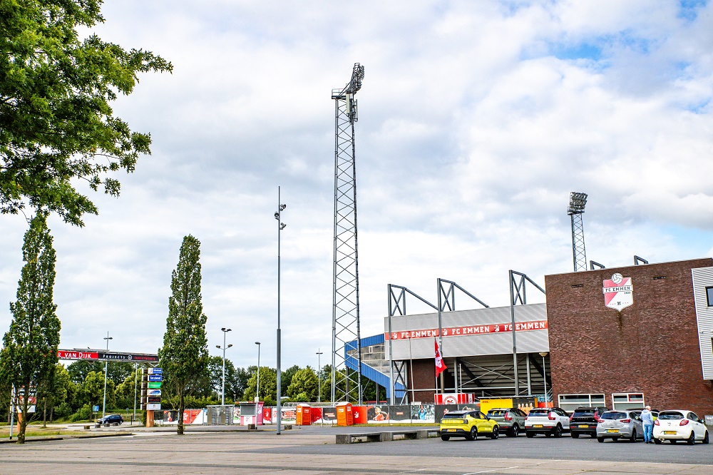 Stadion FC Emmen ontruimd door een instabiele mast