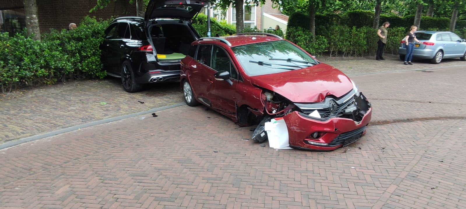 Auto richt ravage aan in centrum Eelde