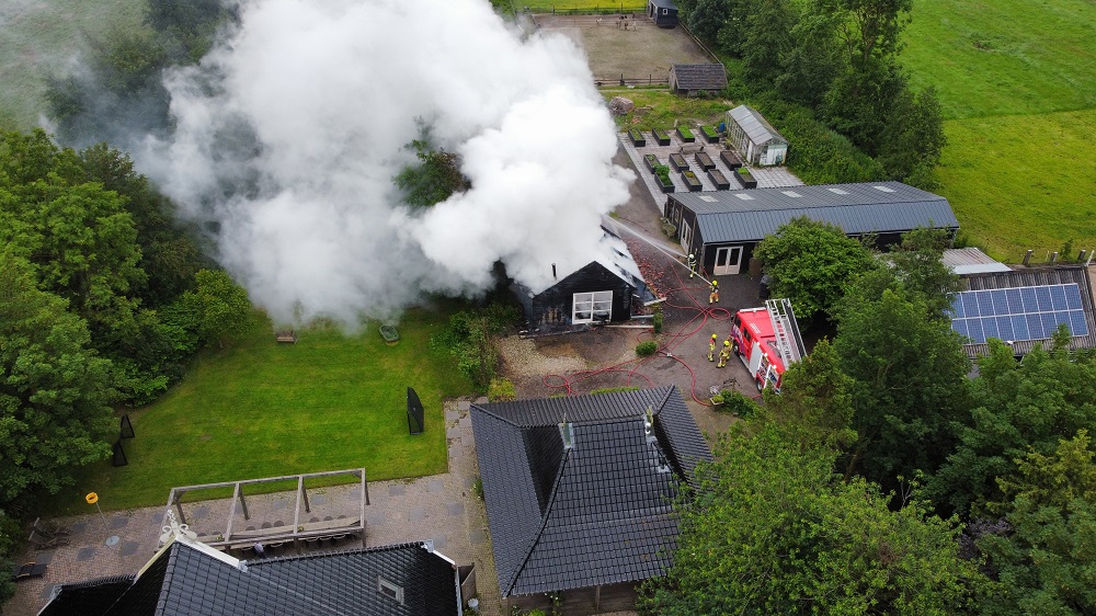 Schuur door brand volledig in as gelegd