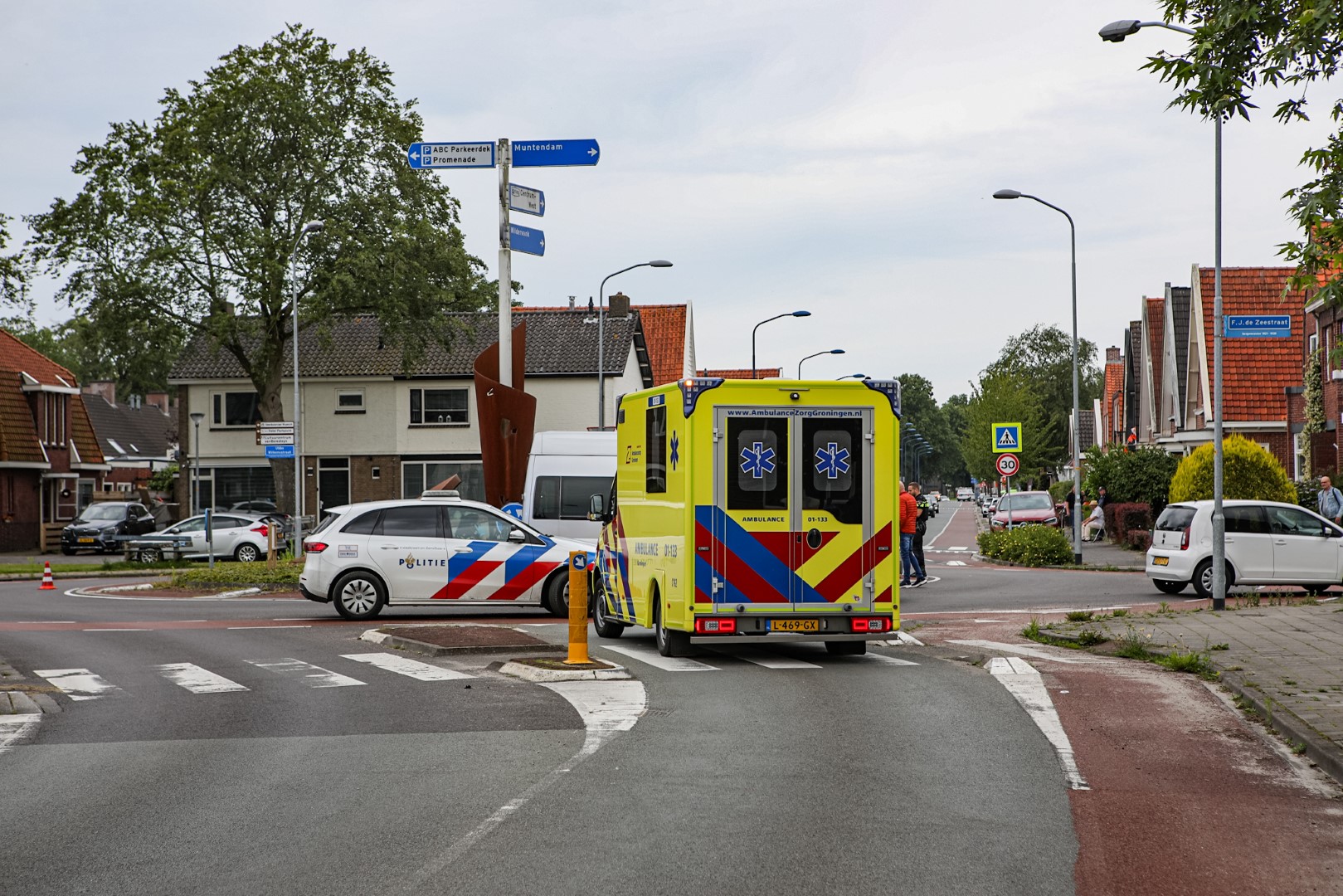 Wielrenner gewond na ongeval op rotonde