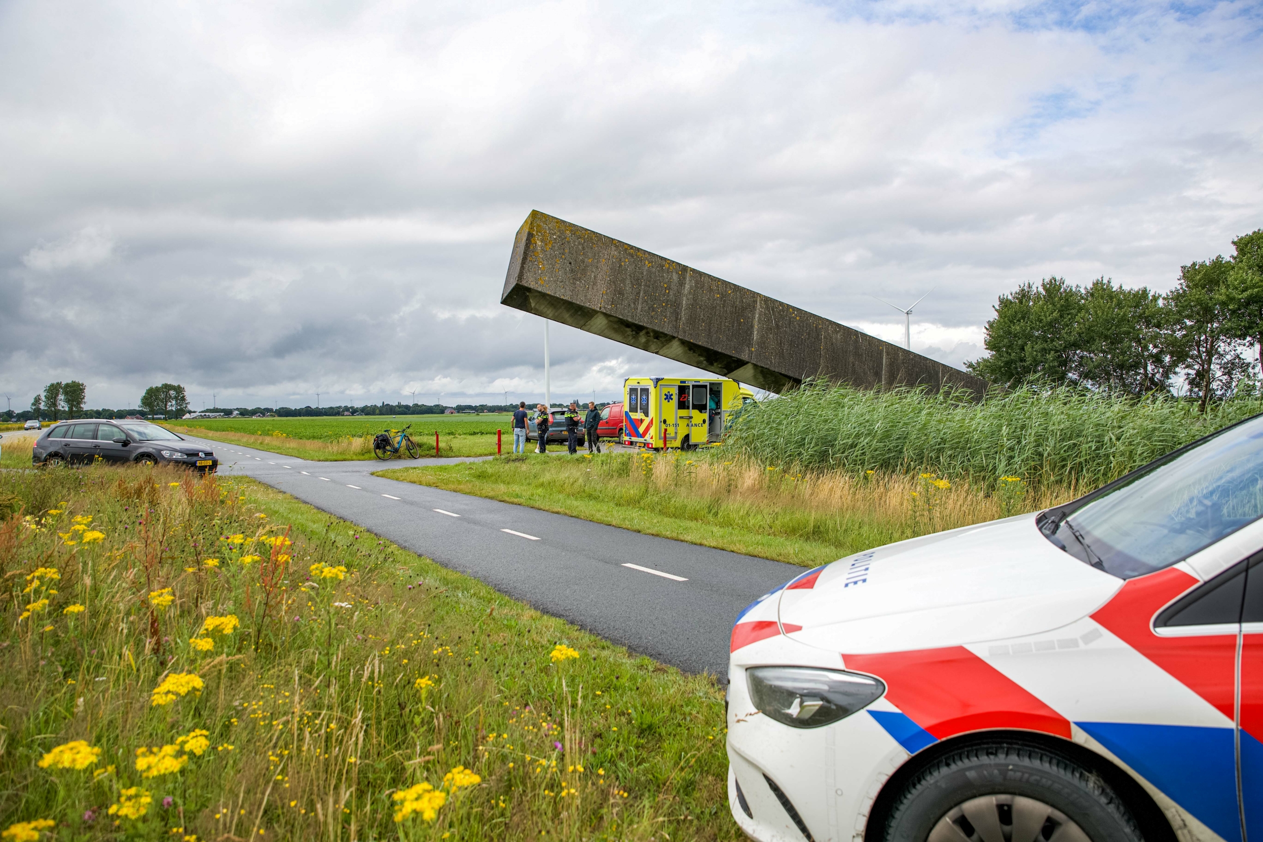 Man wordt plotseling van fiets getrokken en neergestoken