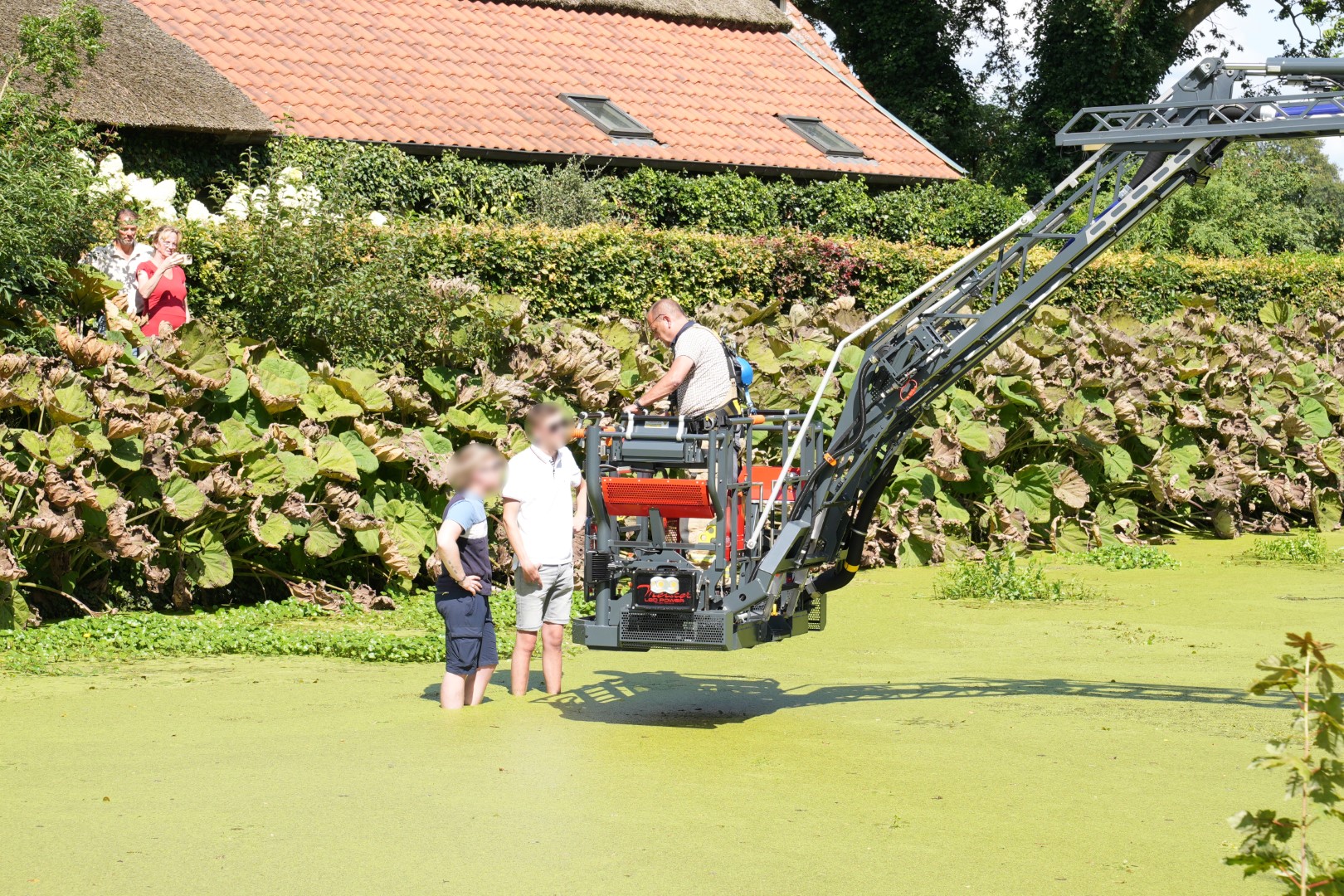 FOTO UPDATE: Auto raakt te water, inzittenden staan op auto te wachten op hulpdiensten