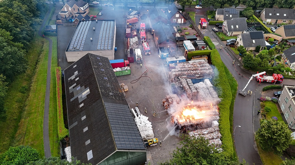 Metershoge vlammen bij brand in papieropslag