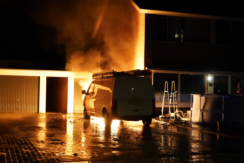 Bestelbus vliegt in brand op oprit van woning