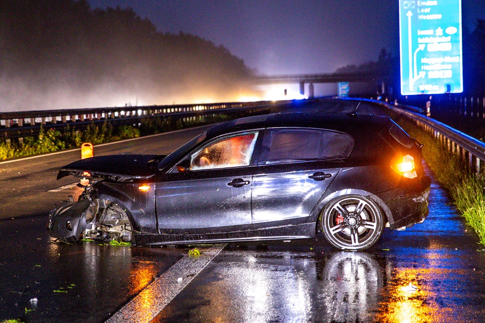 Nederlandse automobiliste (28) crasht op Duitse snelweg door aquaplanning