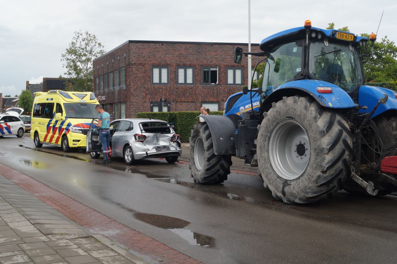 Tractor botst achterop auto, bestuurder gewond naar ziekenhuis