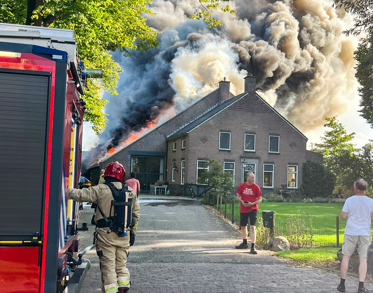 Grote brand bij boerderij in Finsterwolde