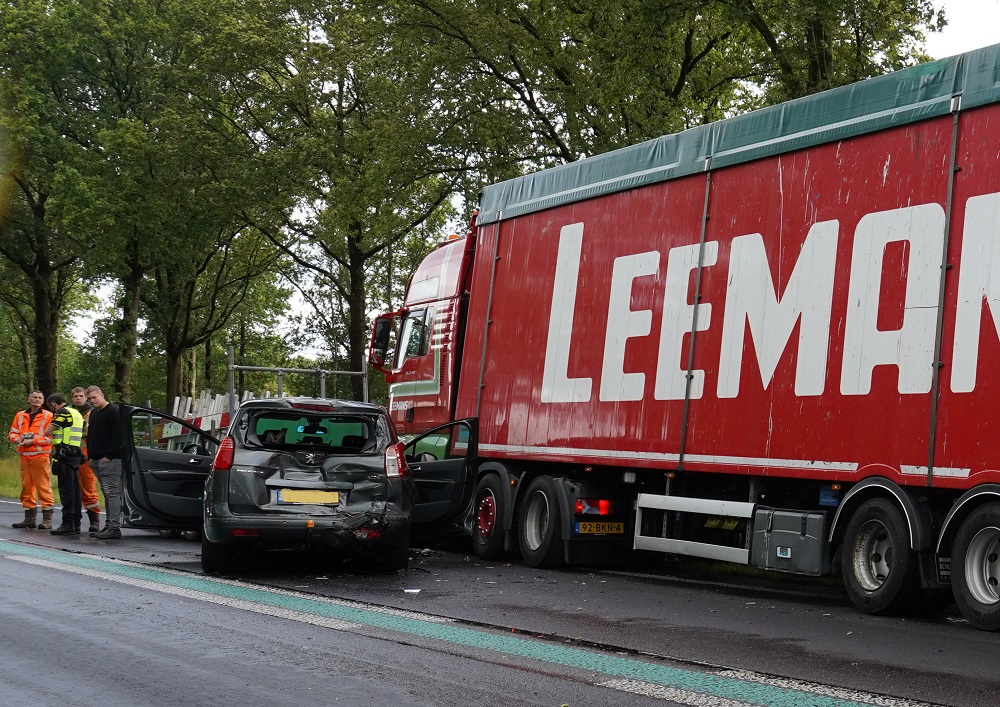 Vrouw gewond na kop-staart botsing
