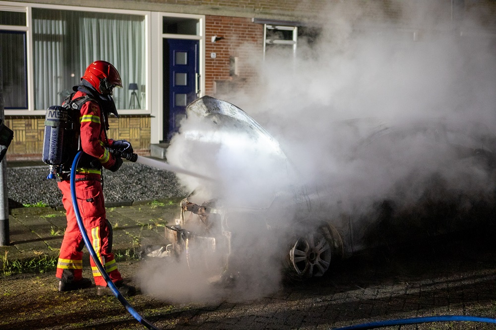 Geparkeerde auto door brand verwoest, politie doet onderzoek naar oorzaak