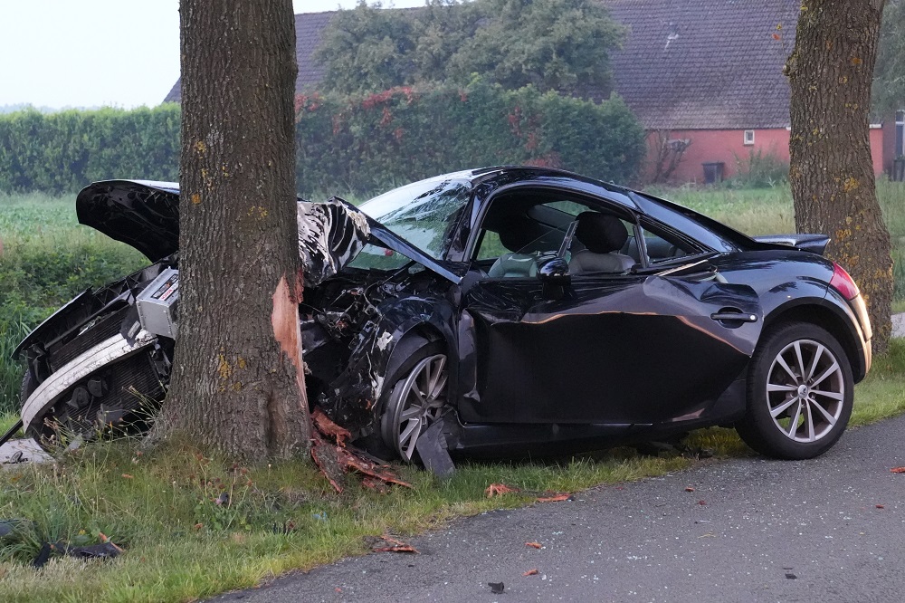 Automobilist gewond na crash tegen boom