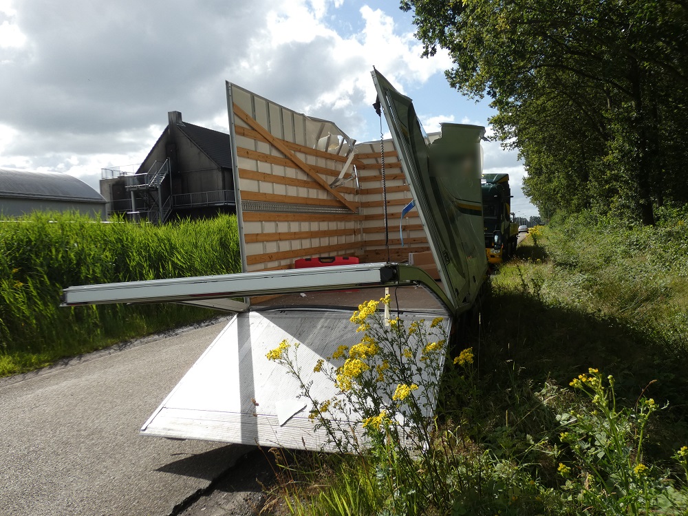 Bakwagen zwaar beschadigd na botsing tegen viaduct