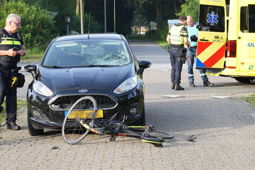 Wielrenner gewond na aanrijding met auto