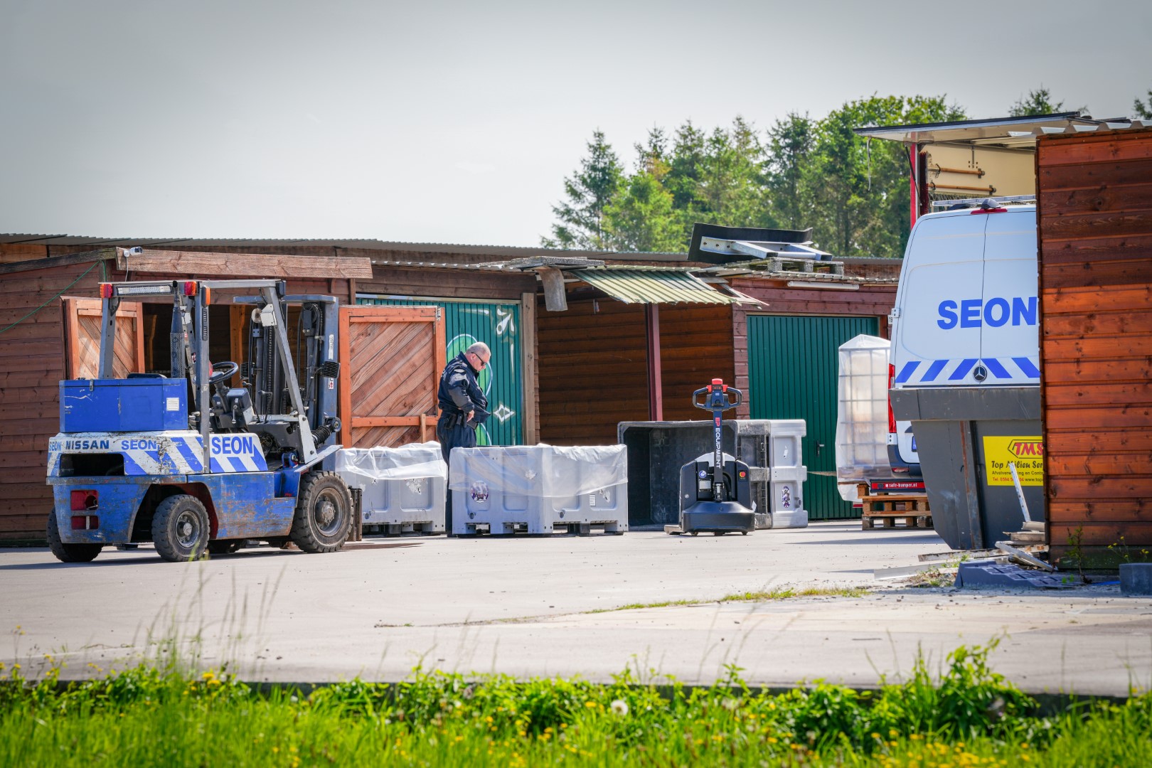 Politie en recherche doorzoeken pand en vinden jerrycans met vloeistoffen