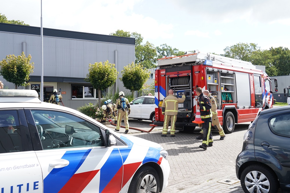 Brand in meterkast bij bedrijf, pand is ontruimd