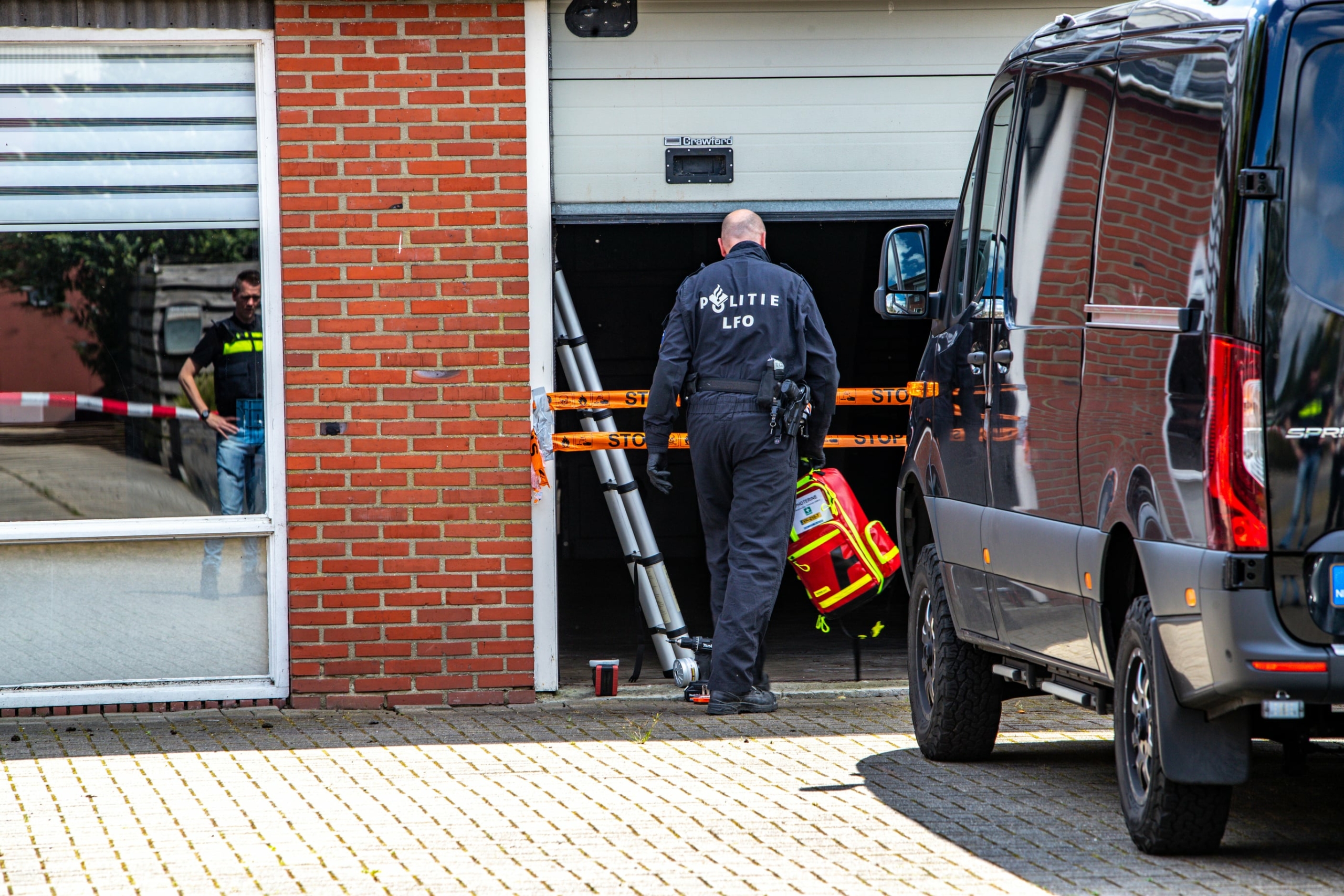 Politie doet inval in loods in Emmen, mogelijk drugslab ontdekt