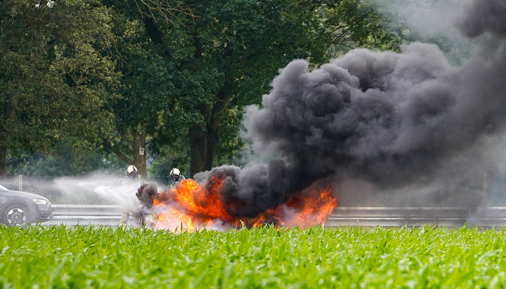 Auto in lichterlaaie op snelweg zorgt voor lange file