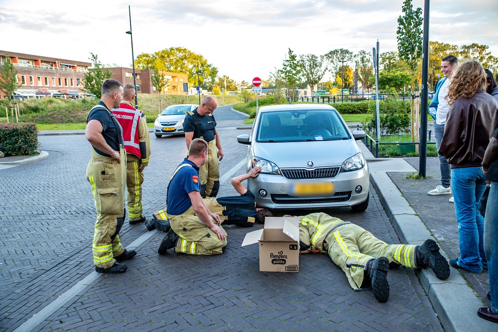 Brandweer redt kitten uit motorruimte van auto