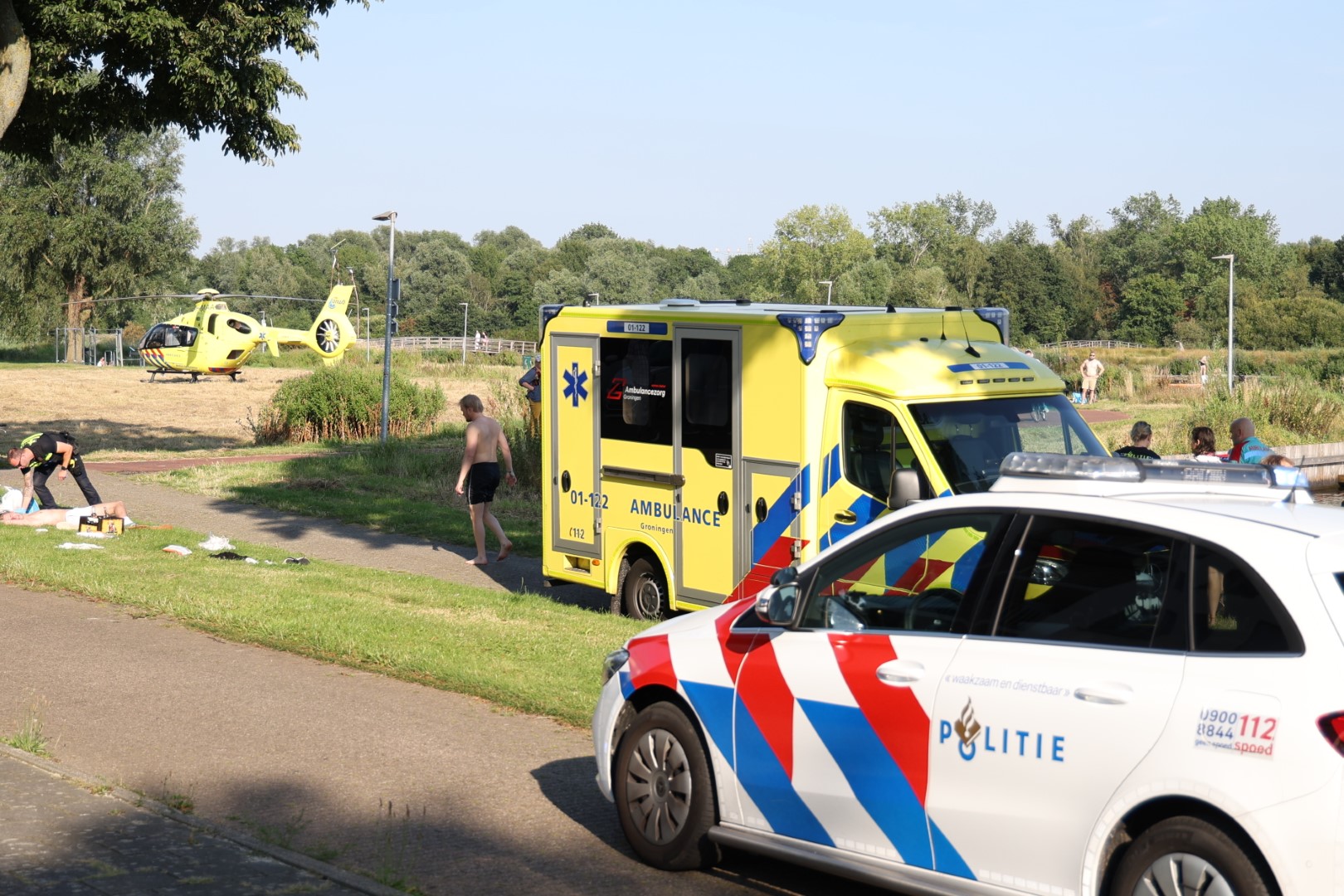 Hulpdiensten in actie bij Hoornsemeer, traumahelikopter ter plaatse