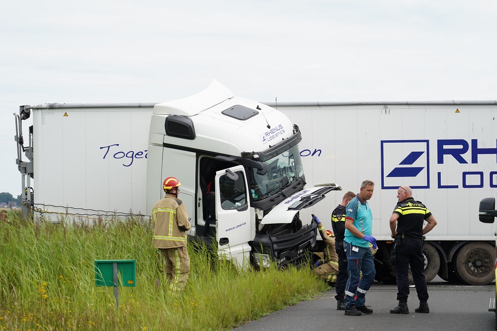 Geschaarde vrachtwagen op de snelweg, chauffeur raakt gewond