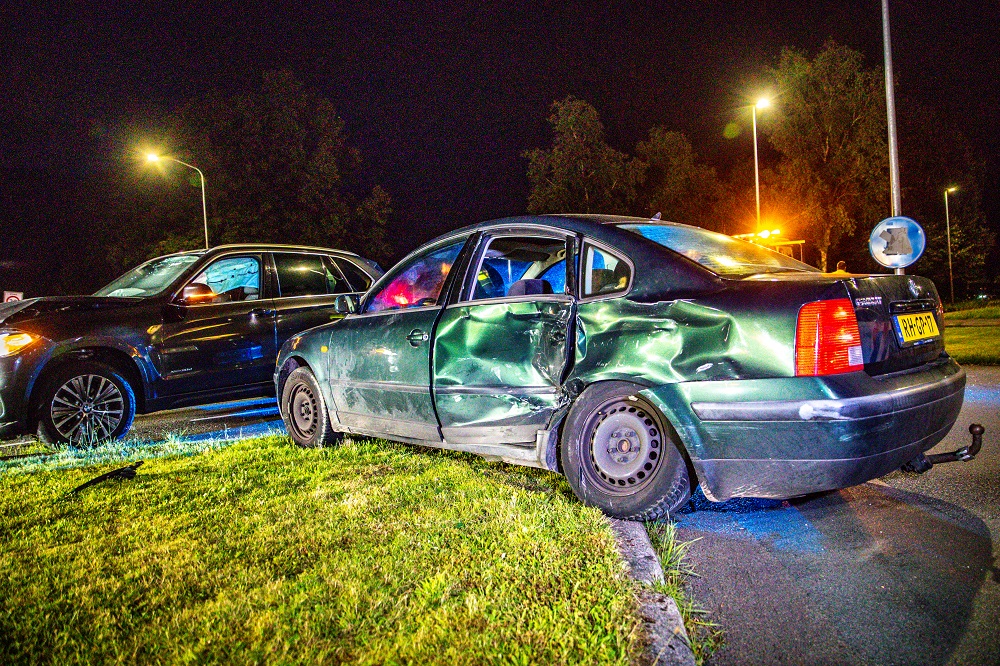 Veel schade na ongeval op kruising, gewonde met ambulance naar ziekenhuis