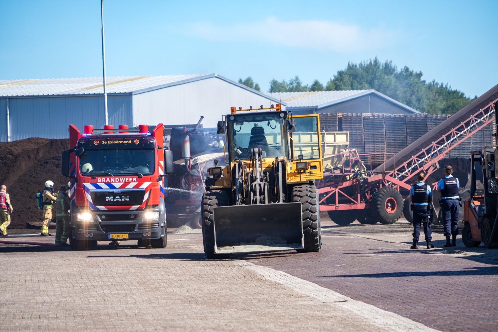 Industriebrand in Valthermond: transportband in vlammen