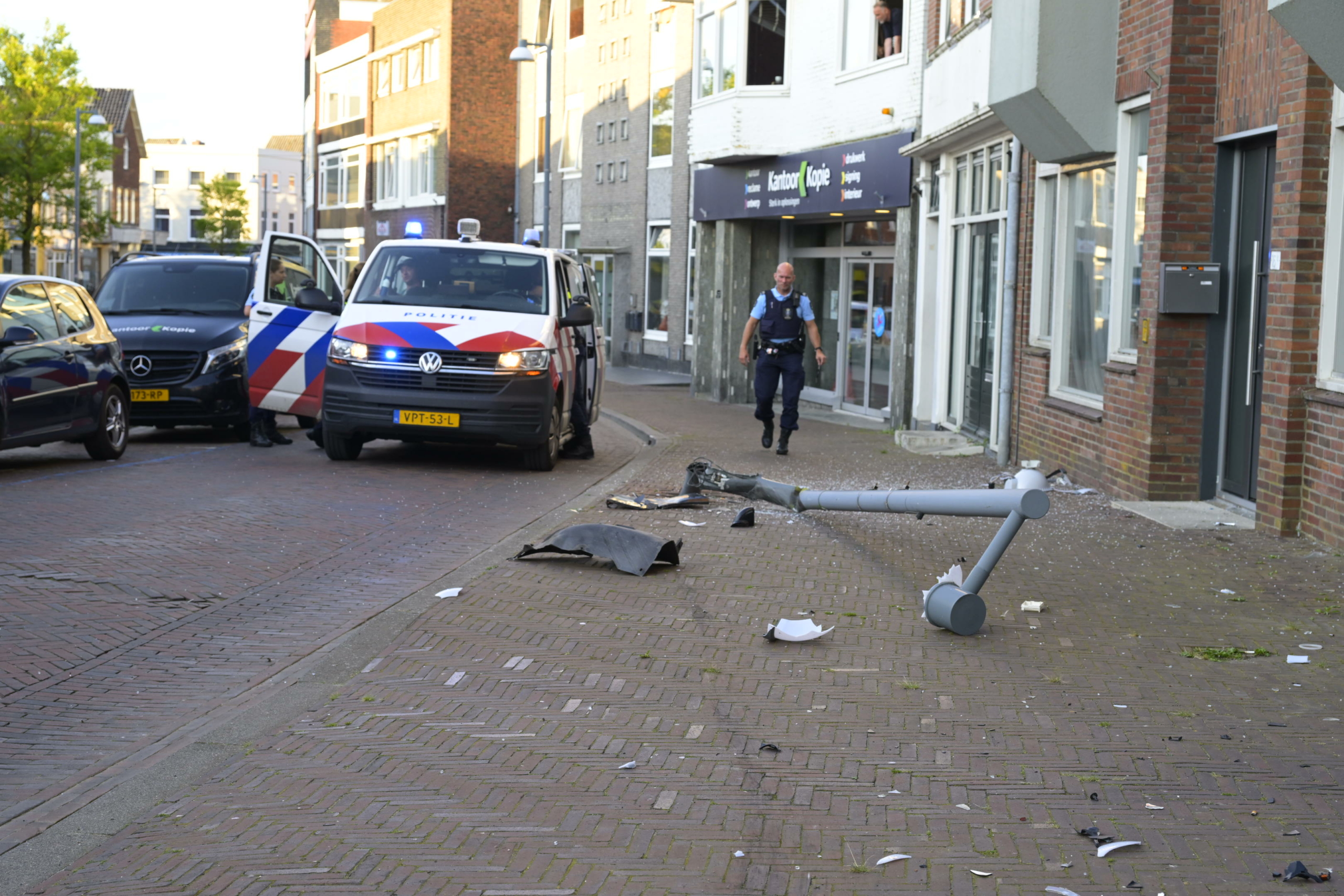 Automobilist onder invloed rijdt lantaarnpaal uit de grond in het centrum