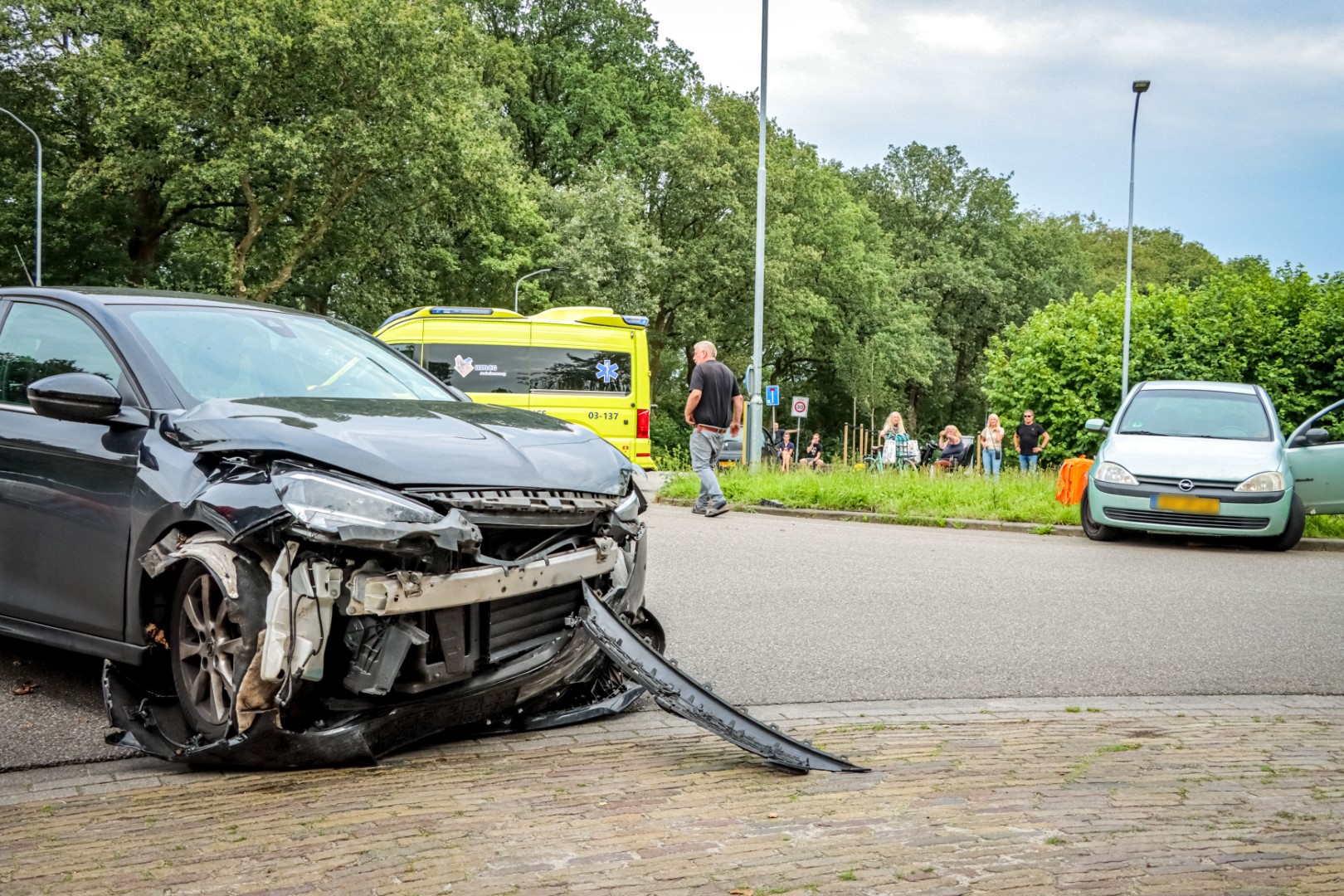 Ongeval tussen twee voertuigen op kruispunt: Eén bestuurder gewond