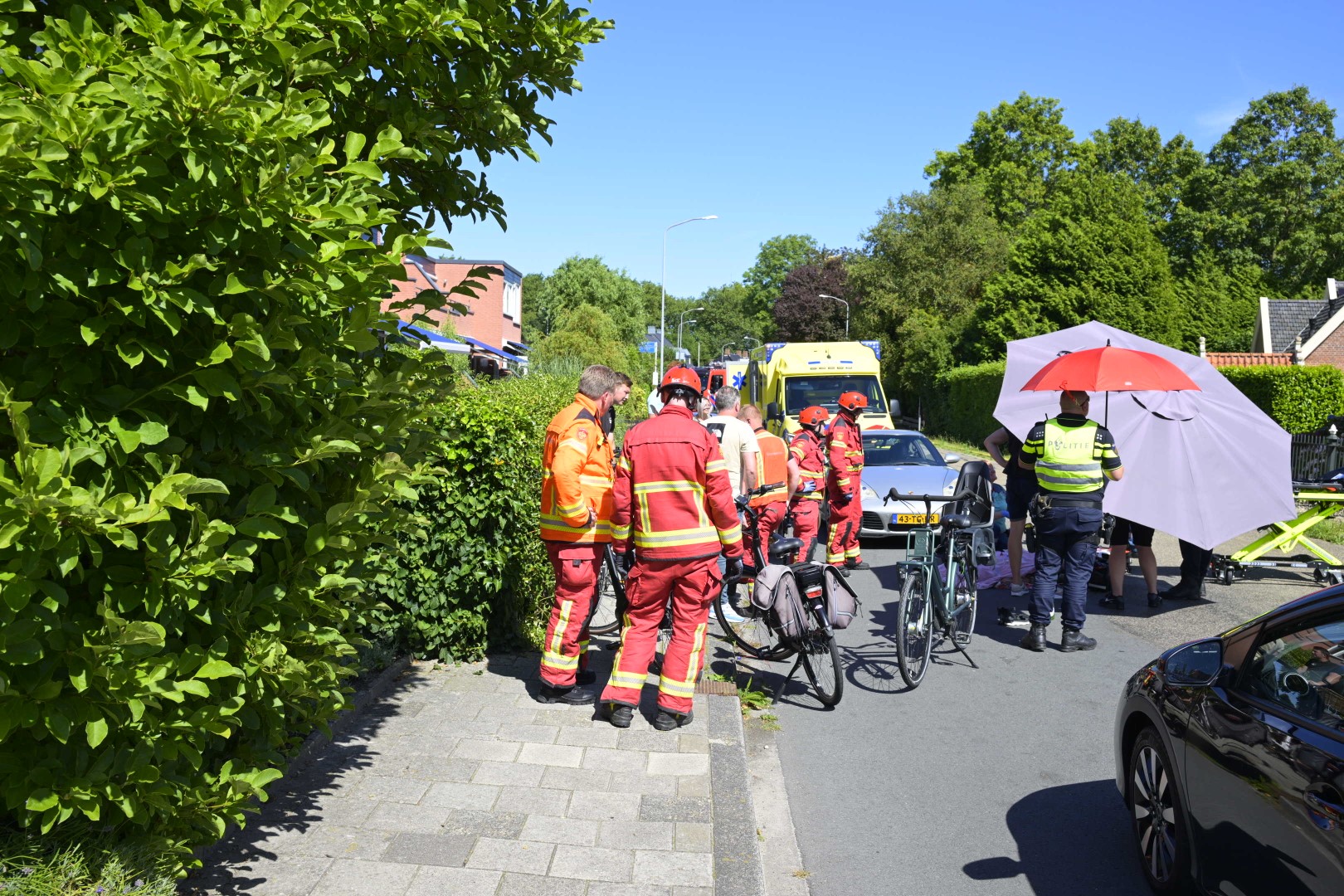 Jurk komt in fiets terecht waarna vrouw bekneld raakt