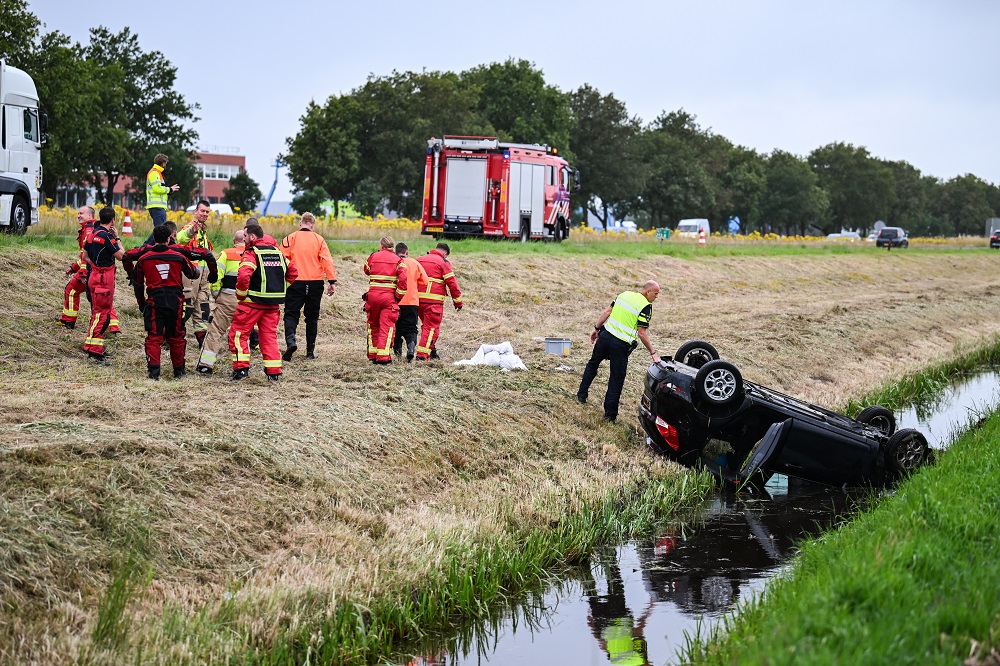 Auto op z’n kop in de sloot langs de A7