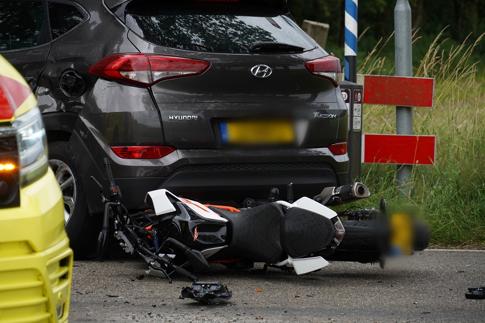 Motorrijder gewond na botsing met auto, trauma helikopter geland