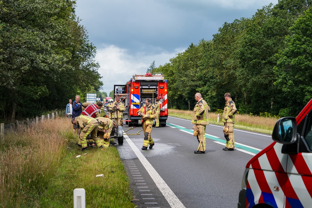 Lange file door brandende aanhanger op N381 richting Emmen