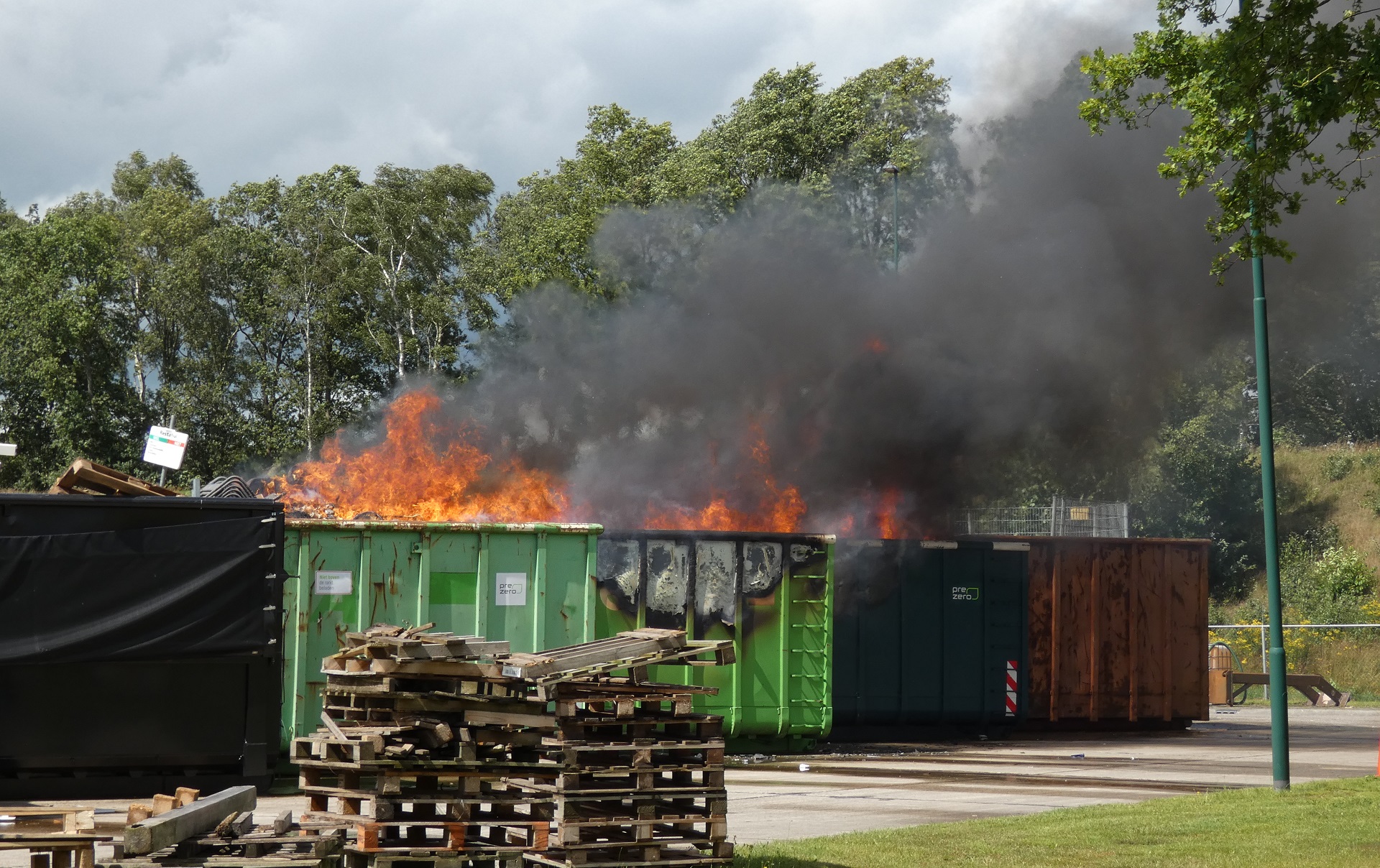 Meerdere containers in brand bij vuilstort