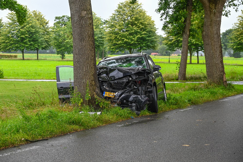 Vrouw en kind gewond nadat auto tegen boom botst