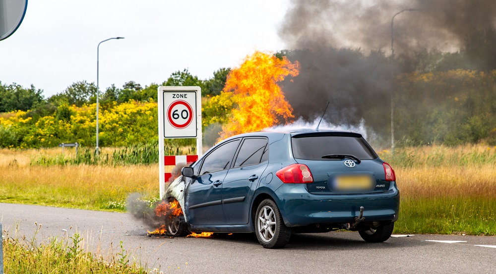 Auto vliegt onder het rijden in brand