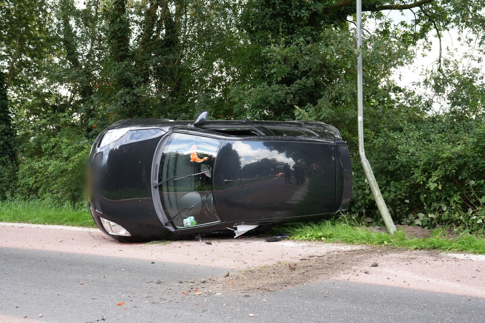 Automobilist belandt op zijn kant op splinternieuw wegdek