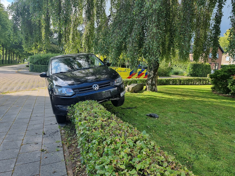 Onwel geworden automobiliste belandt in tuin van woning