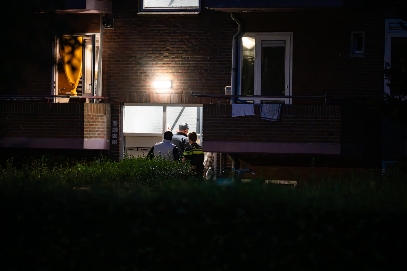 Politie valt flat binnen in Hoogezand: Twee aanhoudingen
