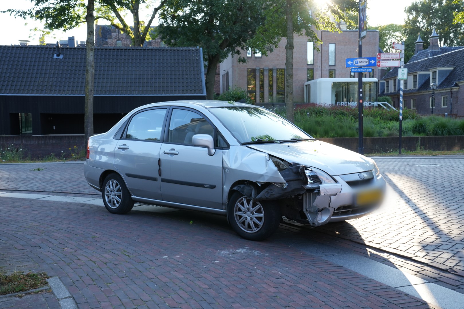 Automobilist aangehouden nadat hij tegen lantaarnpaal rijdt in Assen