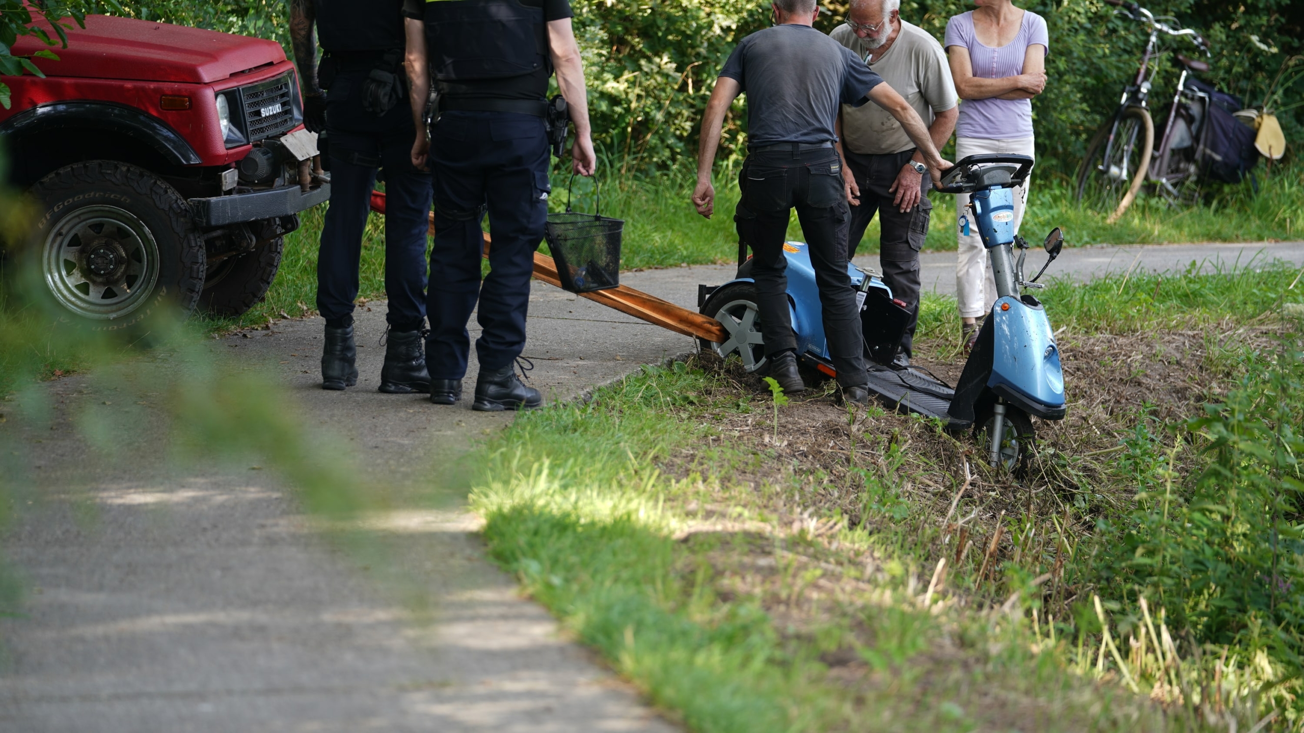 Omstanders redden scootmobieler uit sloot