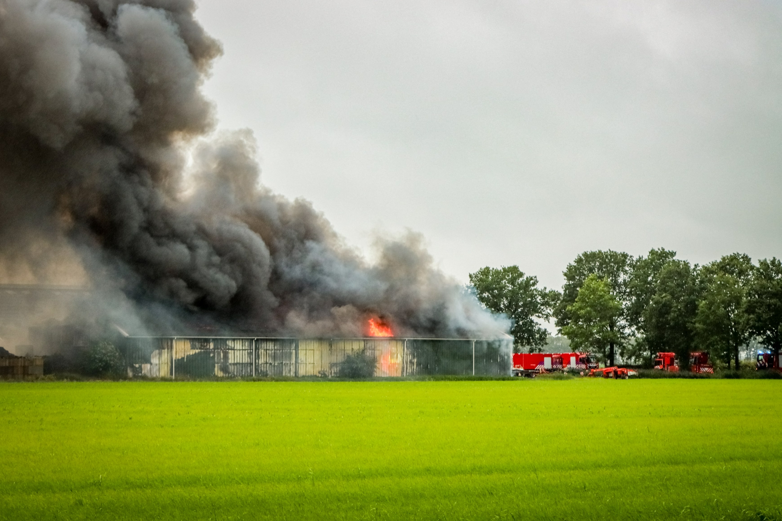 VIDEO: Grote uitslaande brand verwoest schuur