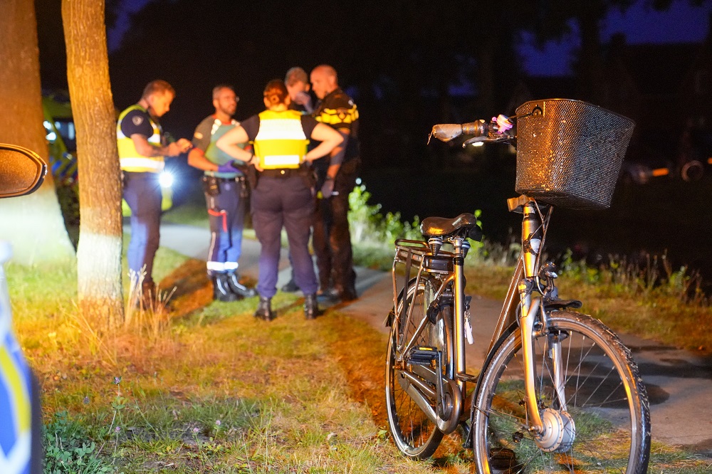 Agenten redden fietser die te water raakt