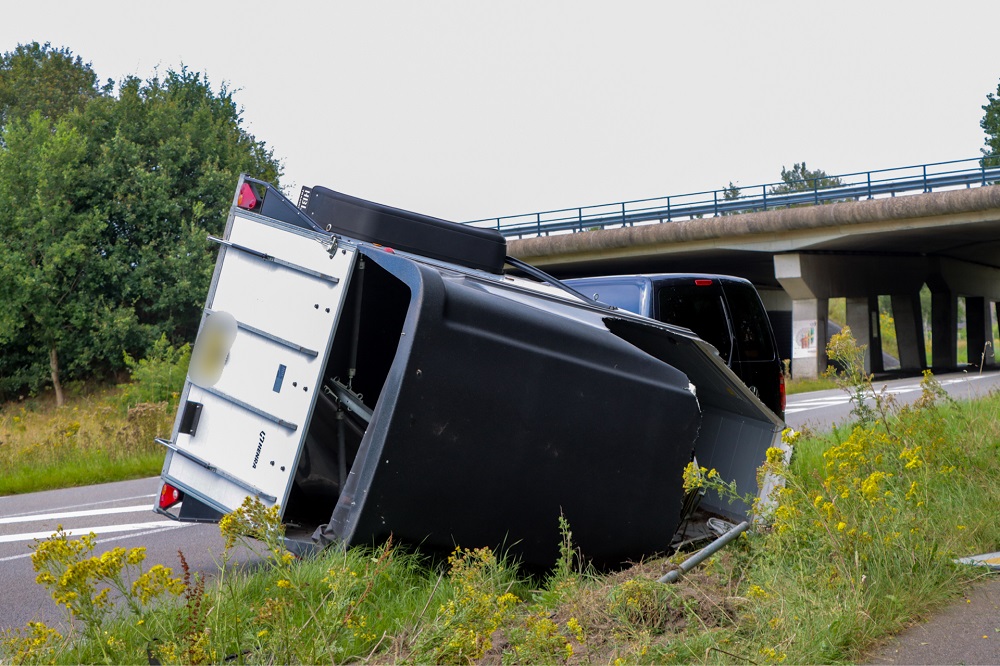 Trailer met paard kantelt na ongeval