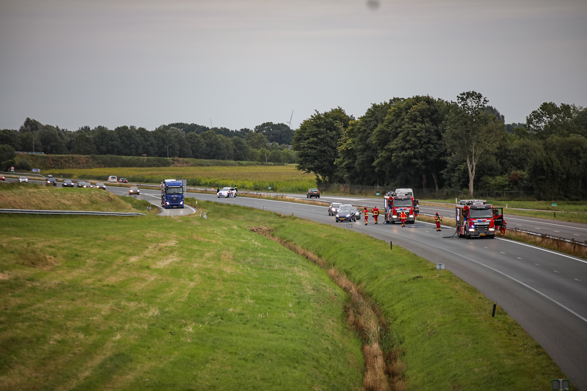 Bermbrand op de A7 zorgt voor tijdelijke wegafsluiting